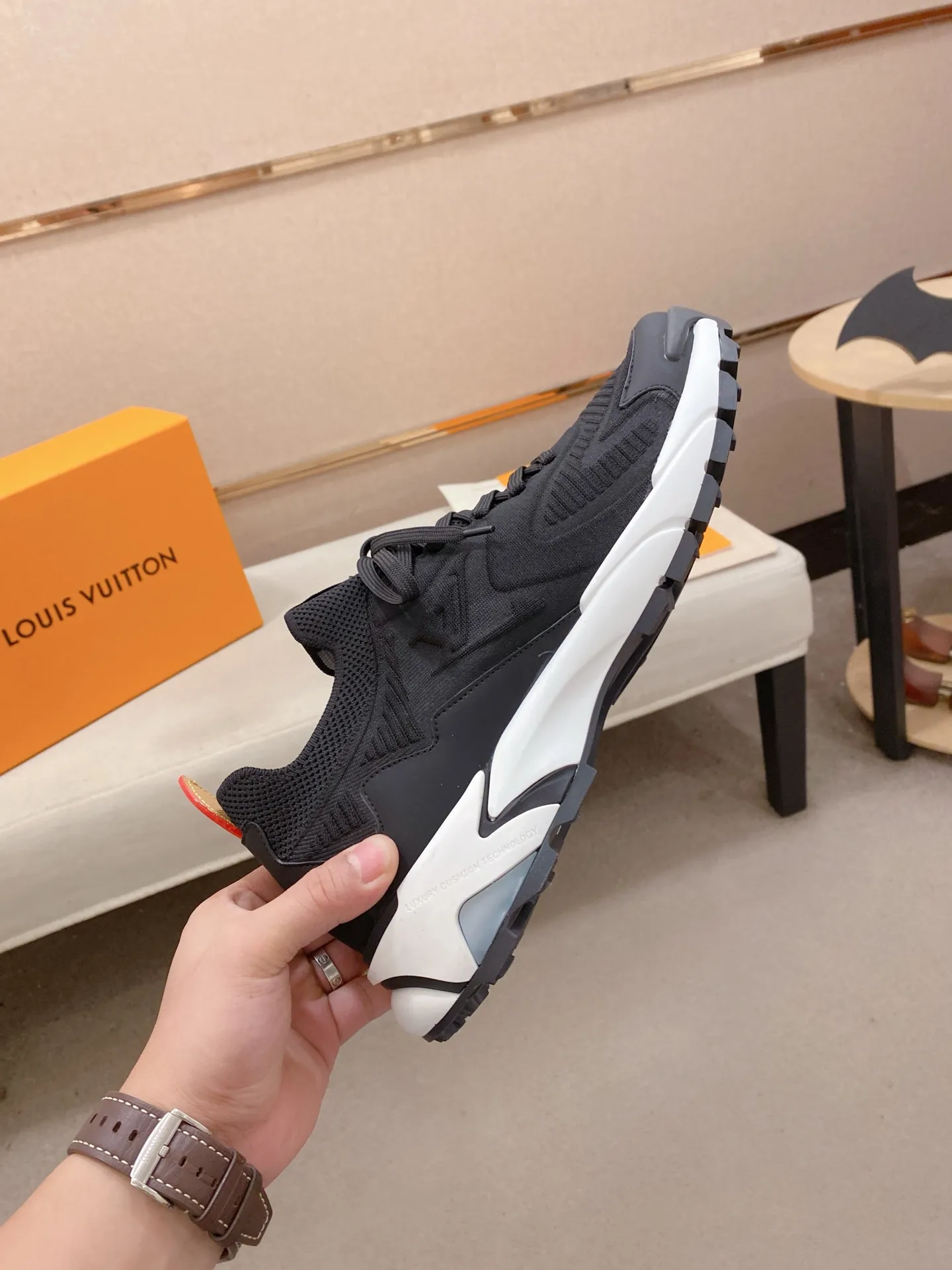 Men's Men's Shoes💰: 620💰The high version of the LV Runner Tatic sneakers are made of a whole piece of technical knitting to create an easy-to-take-on design, and are trimmed with cow leather to outline the upper. The LV logo on the side creates a dynamic feel among the textures, and the leather back strap is shaped like the handle fasteners in the Louis Vuitton leather goods collection. Mixed materials Laces Louis Vuitton accents Rubber outsole with Vuitton logo Size 39-44 Customizable 38.45.46